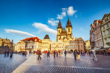 Obraz premium Malowniczy widok na kościół Tyn w Pradze, Republika Czeska. Piękne tło podróży.