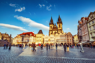 Fototapeta premium Malowniczy widok na kościół Tyn w Pradze, Republika Czeska. Piękne tło podróży.
