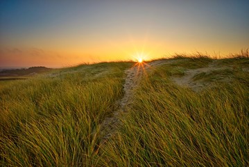 Sonnenaufgang - Fußweg durch die Dünen zum Strand