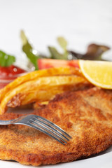 Wiener Schnitzel auf einem Teller