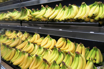 Banane su scaffale in supermercato