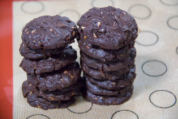  deliciious baked dark chocolate chip cookie