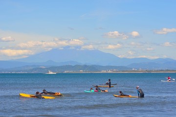 富士山が見える湘南海岸とサーファー