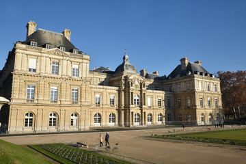 Fototapeta na wymiar Palais et jardin du Luxembourg à Paris, France
