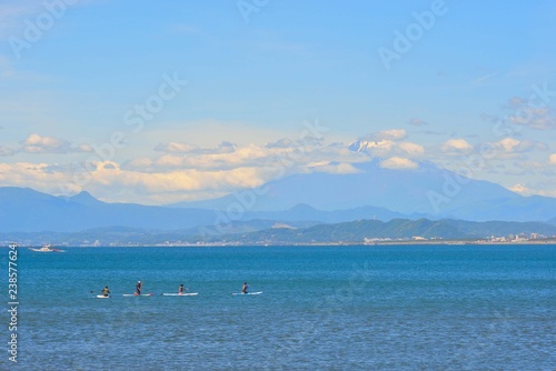 富士山が見える湘南海岸とサーファー Wall Mural Wallpaper Murals Masyok 富士山が見える湘南海岸とサーファー Wall Mural Wallpaper Murals Masyok