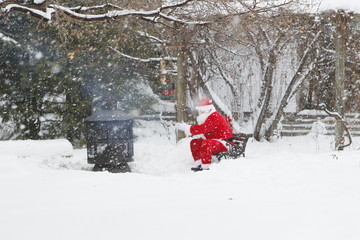 Le Père Noël assis dans un décor enchanteur