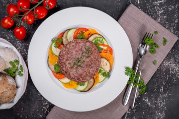 ростбиф с овощами гриль, булочками и зеленью