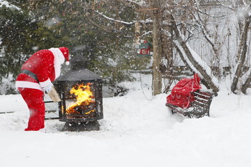 Père Noël dans un décor hivernal