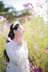 Naklejka premium Beautiful girl With a field of flowers
