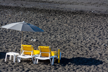 gelber Liegestuhl am Strand von La Palma