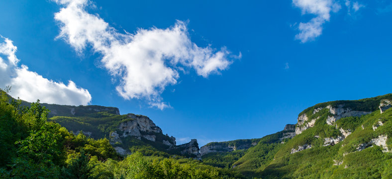 Panoramica dal sentiero 201 da val d'abisso al monte Nerone