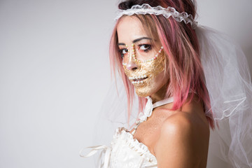 Femme maquillage squelette doré