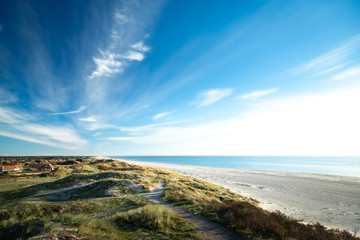 Fototapeta na wymiar Landschaft am Strand von Blavand, Dänemark.jpg
