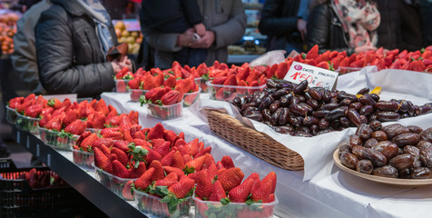 Fresones y dátiles en el mercado