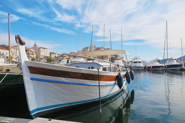 Fototapeta premium Bateau amarré à quai