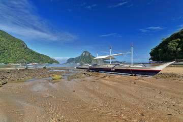 Fototapeta na wymiar Tourboat beached-fishing and tourboats moored at El Nido beach-Bacuit bay-Palawan-Philippines-0834