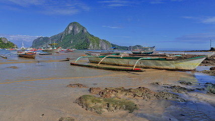 Fototapeta na wymiar Fishing and tour boats stranded at El Nido beach-Bacuit bay-Palawan-Philippines-0837