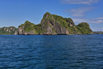Fototapeta na wymiar Sailing Bacuit bay E.of -l.to r.- Inatula-Entalula-Miniloc islands. El Nido-Palawan-Philippines-0844