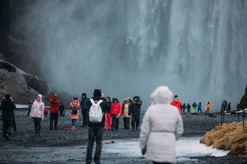 tourists in iceland - obrazy, fototapety, plakaty