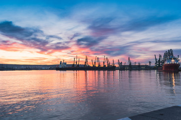 Naklejka premium A picturesque sunset over the sea station in Varna.