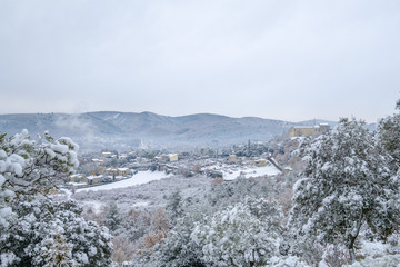 Vue panoramique sur le village de Gréoux-les-Bains en hiver.Provence, France. La neige.