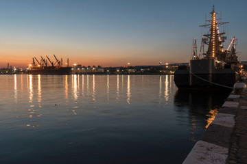 Naklejka premium Sunset from the sea station.