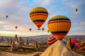 Obraz premium Hot air balloon flying over spectacular Cappadocia