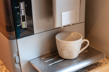 frischer Kaffee in Maschine