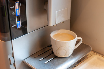 frischer Kaffee in Maschine