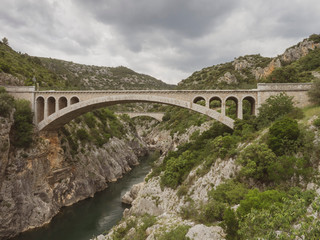 Fototapeta na wymiar Vue sur le nouveau pont sur l'Hérault succédant au vieux Pont du Diable au dessus des gorges de l'Hérault