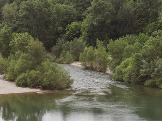 Fototapeta na wymiar l'Hérault à proximité du Pont-du-Diable et du village de Gignac