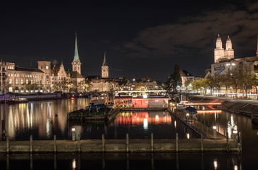 Fototapeta na wymiar Die Stadt Zürich in der Nacht
