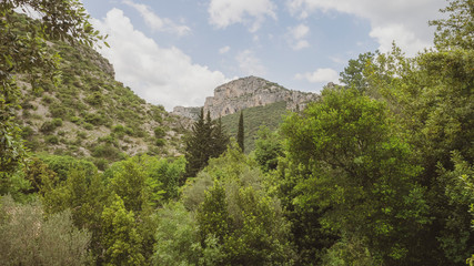 Vue sur les monts de Saint-Guilhem et falaises autour de Saint-Guilhem-le-Désert dans l'hérault