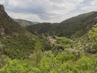 Vue sur le village médiéval de Saint-Guilhem-le-Désert dans l'hérault
