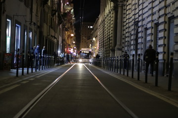 Fototapeta na wymiar Fotografia urbana - la strada della città illuminata dalle luci delle auto
