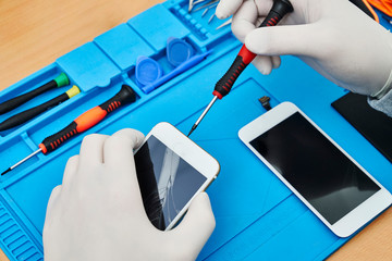 defekt smartphone with repair tool  