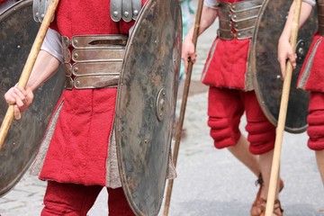 römische Soldaten beim Fußmarsch