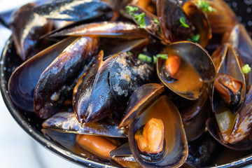 Mussels in tomato sauce served in frying pan