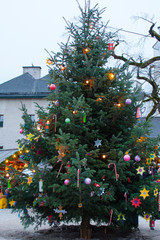 Albero di Natale decorato all'aperto