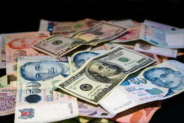 Cash Singapore dollars and US dollars are on the table mixed.