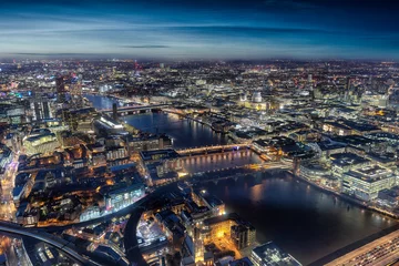 Poster Luftaufnahme der Skyline von London entlang der Themse mit den berühmten Brücken und Attraktionen am Abend © moofushi