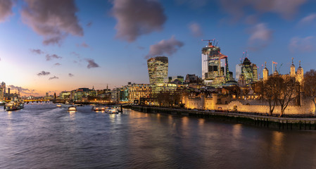 Fototapeta na wymiar Blick auf den Tower von London mit der beleuchteten City bei Sonnenuntergang