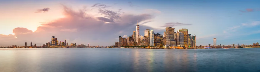 Poster Skyline-Panorama des Finanzviertels von New York City über den Hafen in der Abenddämmerung. © SeanPavonePhoto