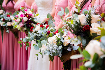 Flores en manos de damas de honor