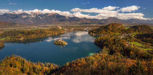 Obraz premium Bled lake with famous Pilgrimage Church of the Assumption of Maria and Alps at background, scenic landscape.