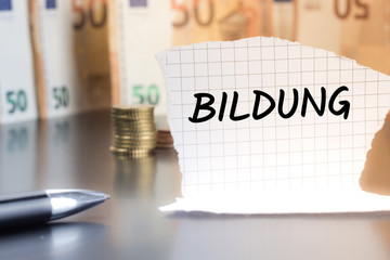 Bildung schriftlich auf einem Notizzettel