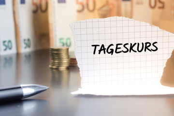 Tageskurs schriftlich auf einem Notizzettel