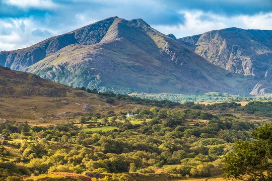 Spectacular scenery along the Ring of Beara, relatively unexplored and less known to tourists than the Ring of Kerry. Lush natural beauty, wild landscapes, unspoilt seascapes and wildlife.