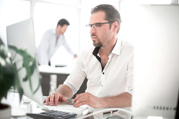Obraz premium business man working on a personal computer.