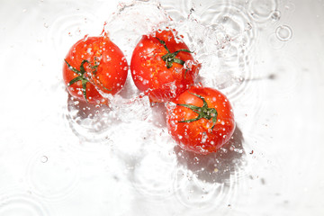 水中のトマト